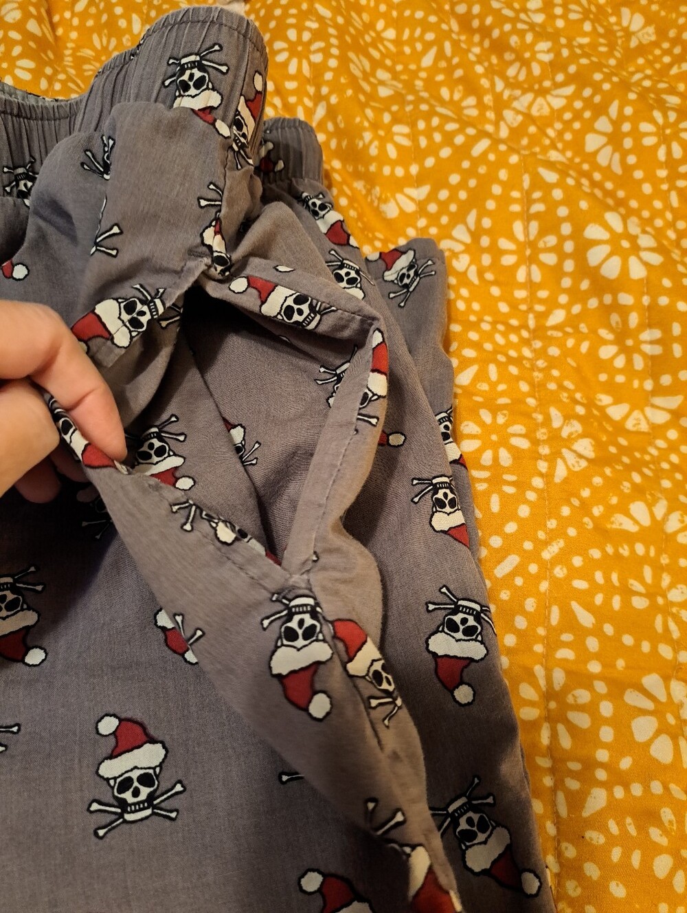 OLD NAVY Gray Holiday Skull Print pajama bottoms,in great condition,no flaws